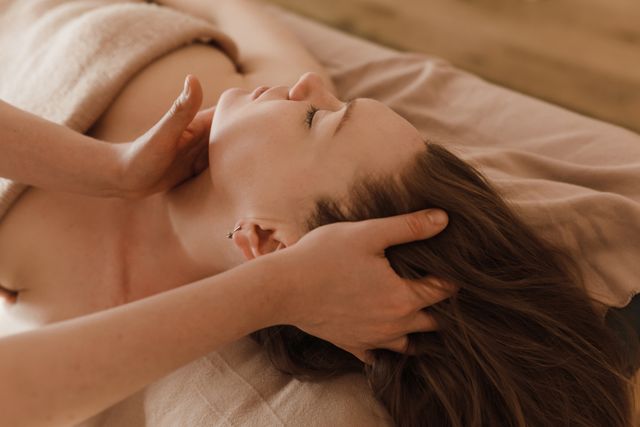 Déroulement d’un massage indien de la tête, crâne et visage