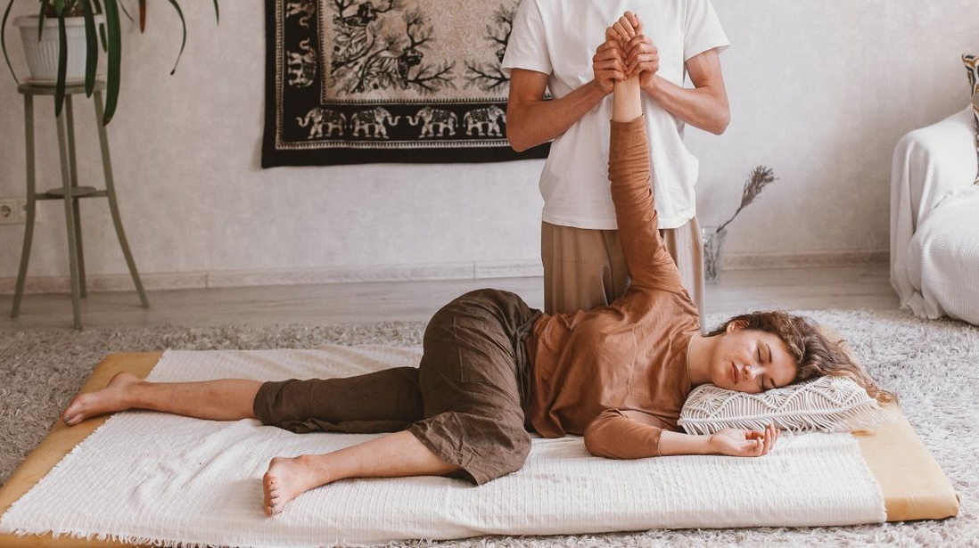 Massage Shiatsu, pressions des doigts le long des méridiens
